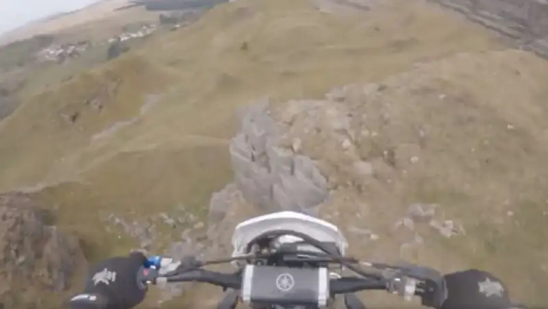 Мотогонщик упал с 15-метровой скалы и выжил