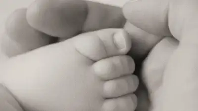 Стало известно о состоянии новорожденного, которого достали из уличного туалета в Алматы , фото - Новости Zakon.kz от 26.08.2022 11:53