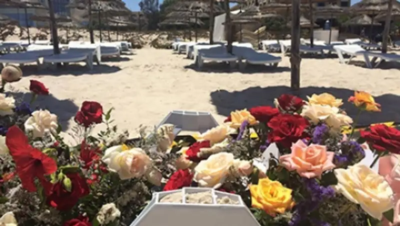 Британский политик сделал селфи на месте теракта в Тунисе