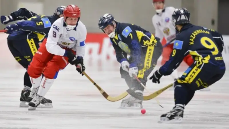 Сборная Казахстана по хоккею с мячом разгромила команду Норвегии в четвертьфинале ЧМ