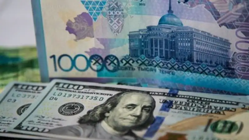 Тенге еще немного ослаб на утренних торгах