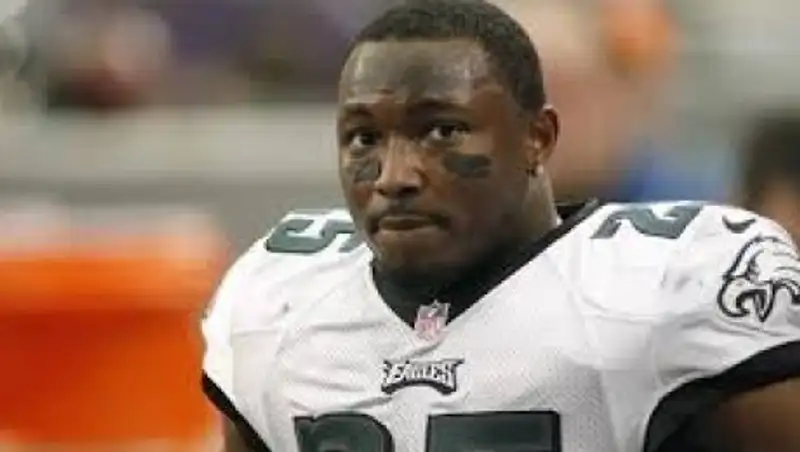 Футболиста Лешона Маккоя обвинили в избиении бывшей девушки, сына и собаки