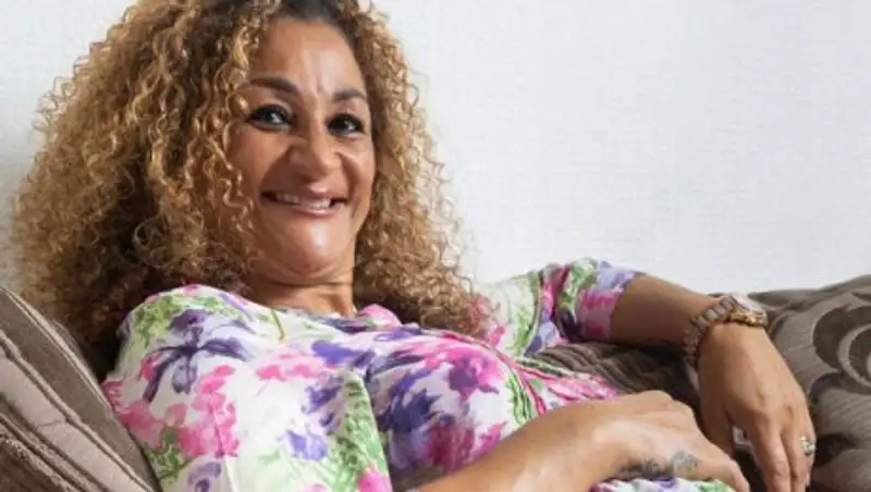 50-летняя жительница Британии беременна четверней