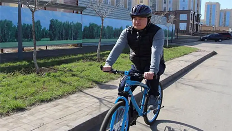 Сотрудники Генпрокуратуры РК добираются на работу на велосипедах