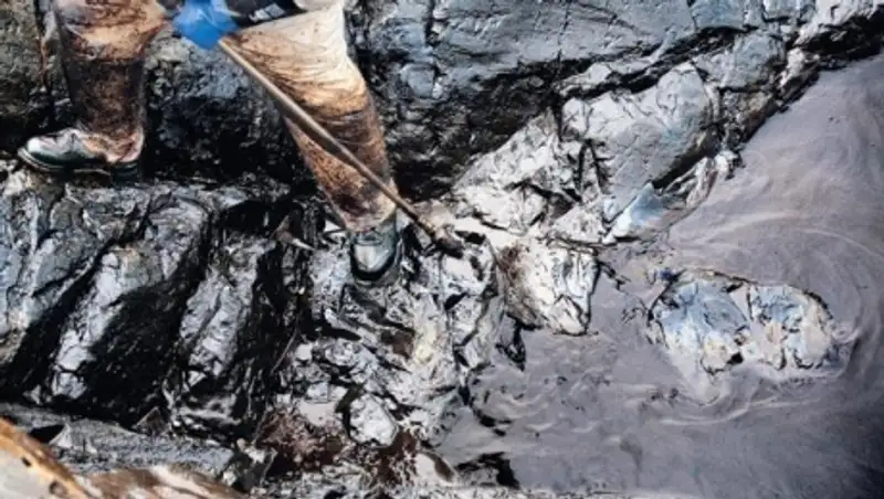 Экологи выясняют причину образования нефтяного пятна в 40 км от Атырау