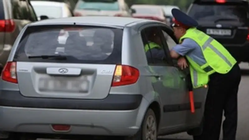 Водитель сбил полицейского и протащил его по дороге в ЮКО