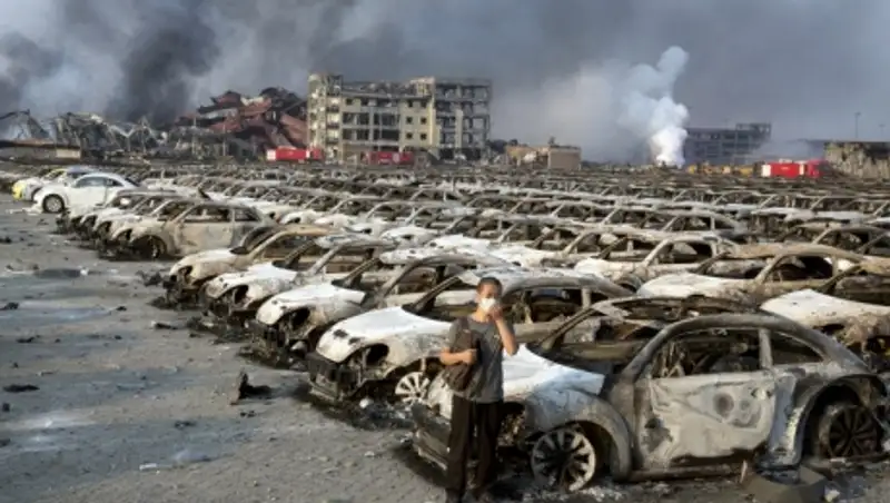 На месте взрывов в китайском Тяньцзине воздвигнут монумент в память о погибших