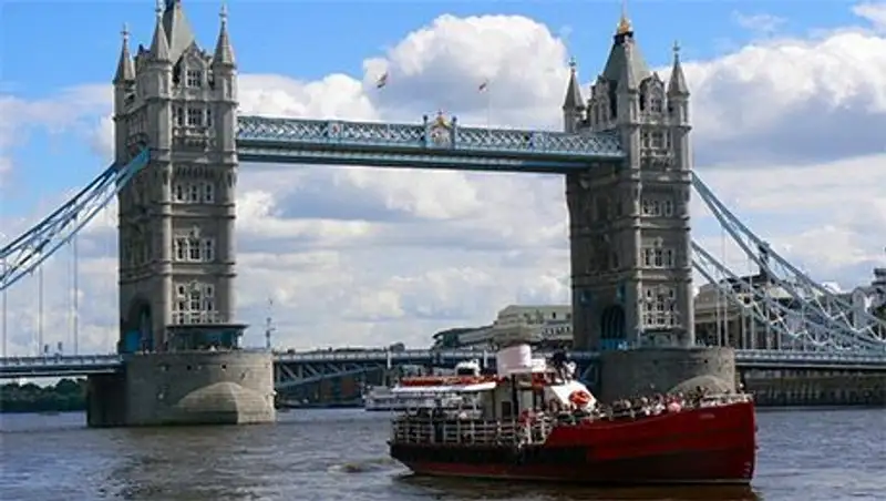 Пароход с туристами протаранил Тауэрский мост: 9 пострадавших