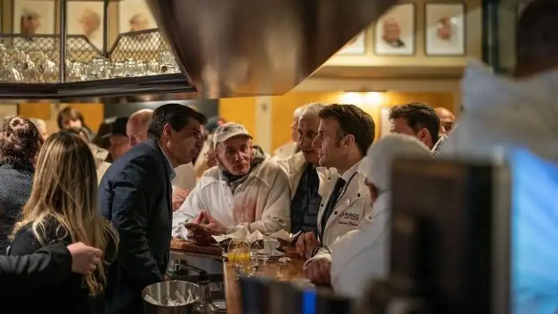 Макрон залпом выпил бутылку пива на публике