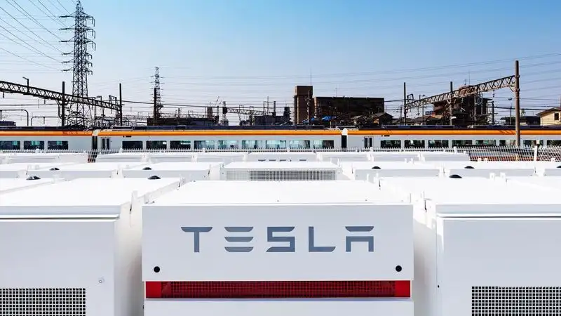 Tesla остановила наем сотрудников и готовит новую волну увольнений