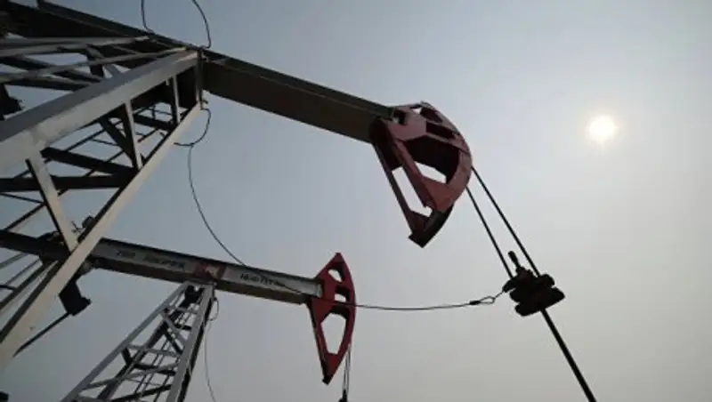 Нефть торгуется разнонаправленно на противоречивых факторах