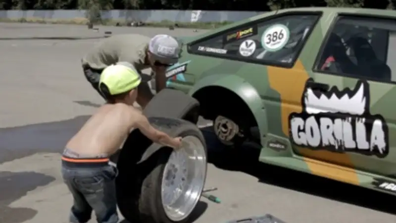 Алматинский гонщик сделал из сына звезду интернета