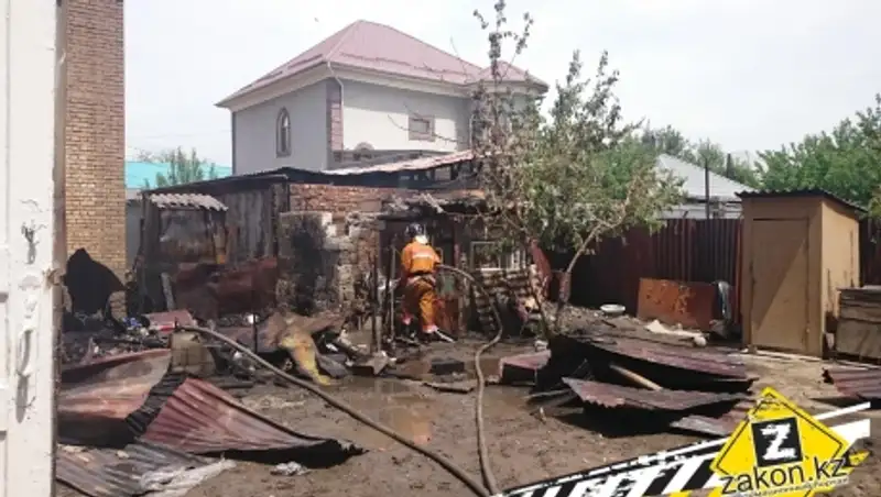 Надворные постройки двух домов горели в Алматы