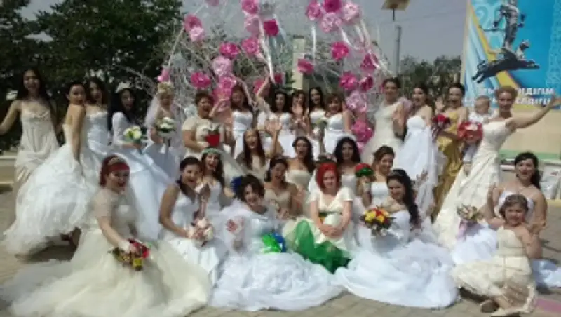 В Актау впервые прошел парад невест 