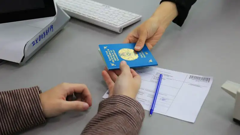 Изменились правила приема документов казахстанцев, выехавших временно из страны и пожелавших остаться на ПМЖ