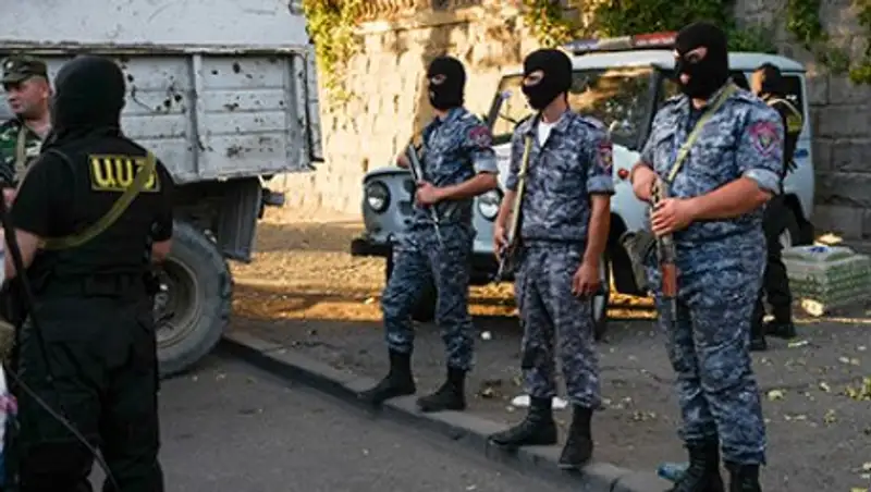 Захватившие здание полиции в Ереване взяли в заложники врачей