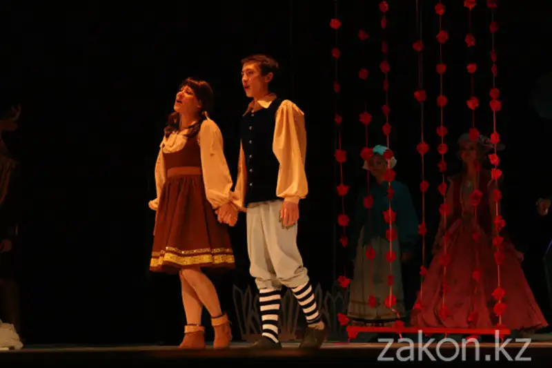 В ТЮЗе им. Н. Сац состоялась премьера детского спектакля «Снежная королева» (фото) В ТЮЗе им. Н. Сац состоялась премьера детского спектакля «Снежная королева» (фото), фото - Новости Zakon.kz от 21.11.2012 19:54