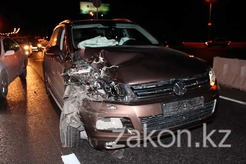Туарег перевернул Тойоту на пр. аль-Фараби в Алматы (фото), фото - Новости Zakon.kz от 05.09.2013 20:16