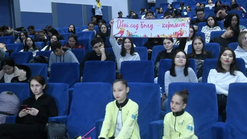 В Астане прошла акция с участием 500 студентов