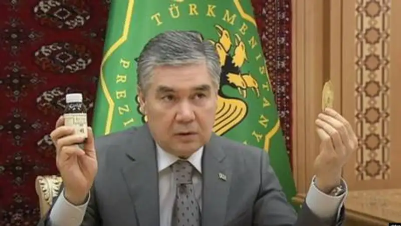 В Туркменистане школьников и чиновников обязали носить с собой сироп из корня солодки