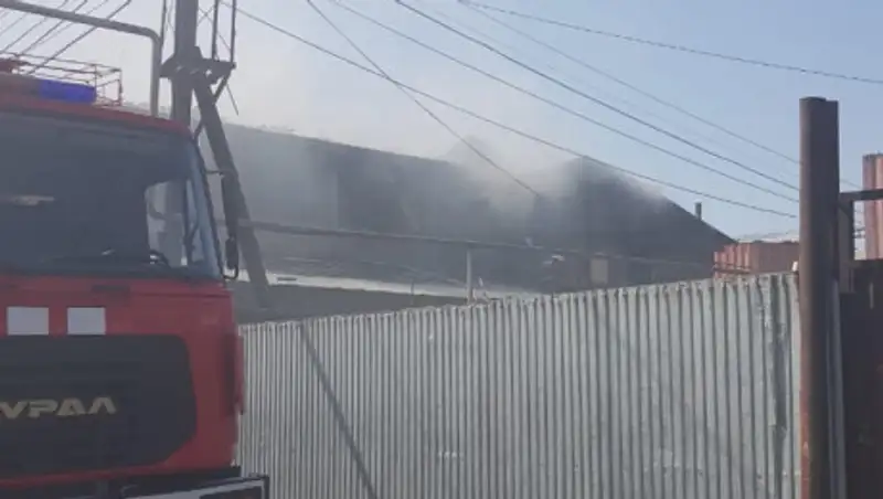 Частный дом горел за "барахолкой" в Алматы