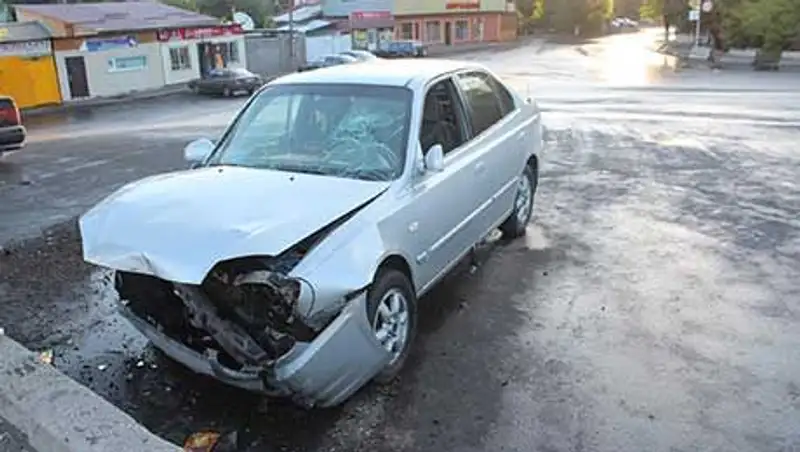 В Алматы уснувший водитель а/м Хендай врезался в бетонное ограждение