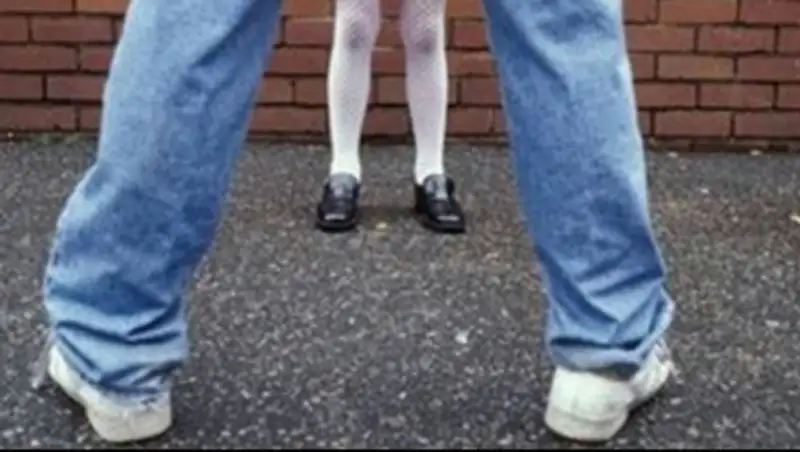 В Акмолинской области мужчина домогался несовершеннолетней девушки