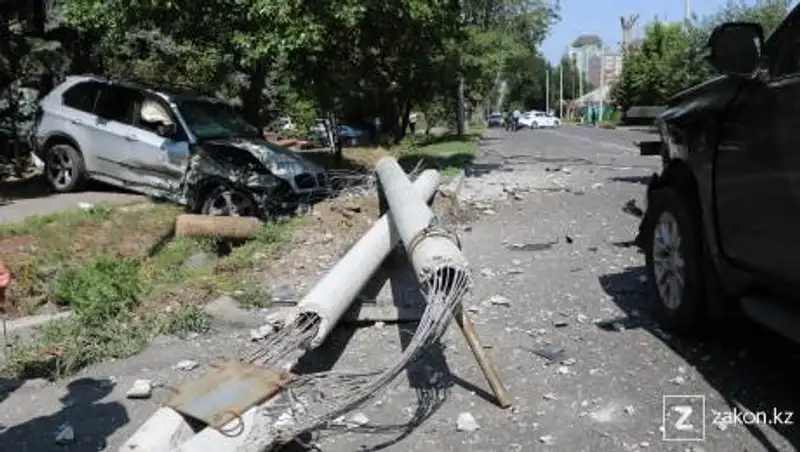 BMW снес бетонные столбы в Алматы