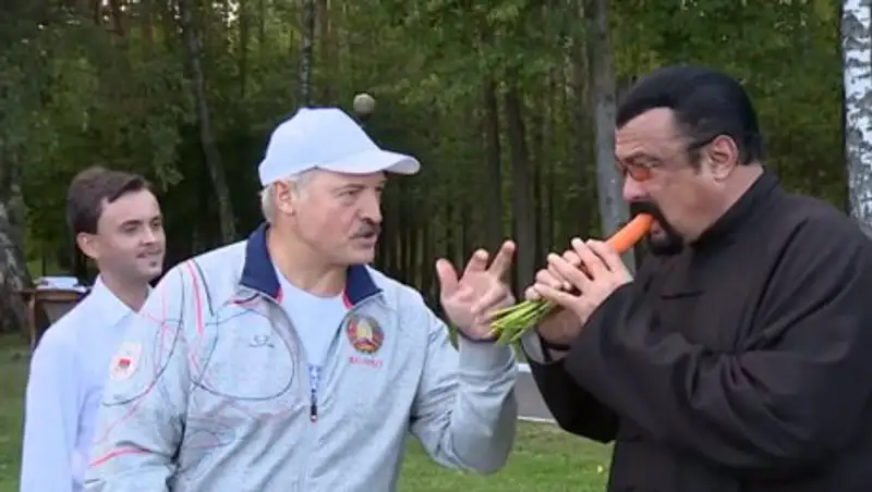 В Белоруссии Стивен Сигал попробовал морковку Лукашенко