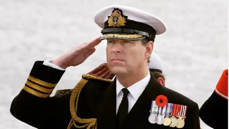 Обвиненный в изнасиловании принц Эндрю был лишен королевой титула