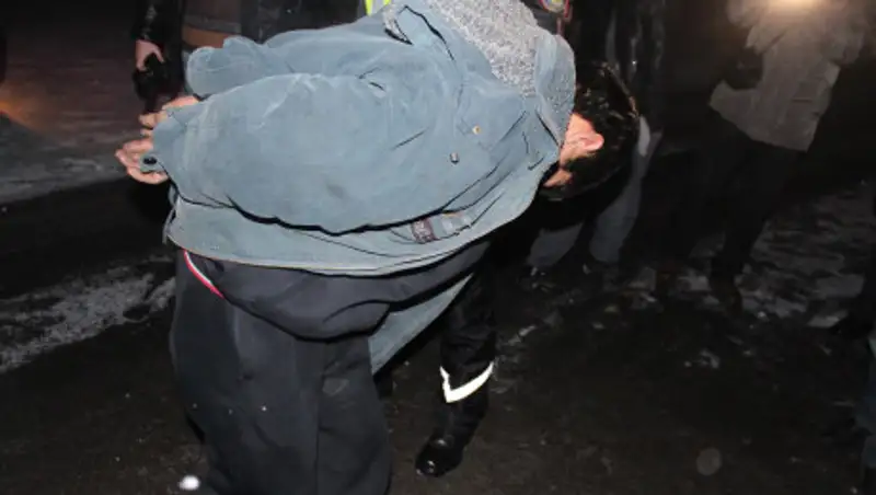 В Алматы при задержании опасных преступников ранены двое полицейских