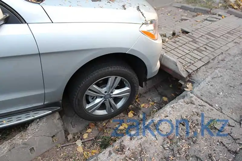 Тойота, водитель которой уснул за рулем, врезалась в Мерседес, купленный 3 дня назад (фото), фото - Новости Zakon.kz от 19.09.2013 18:44