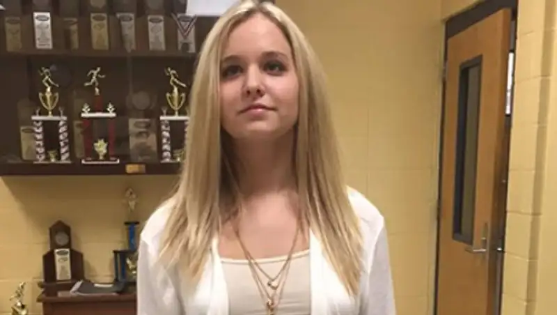 В Кентукки девушку выгнали из школы за открытые ключицы