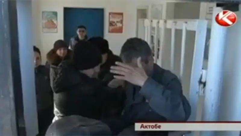 В Актобе пациенты клиники для алкоголиков и наркоманов устроили акцию протеста