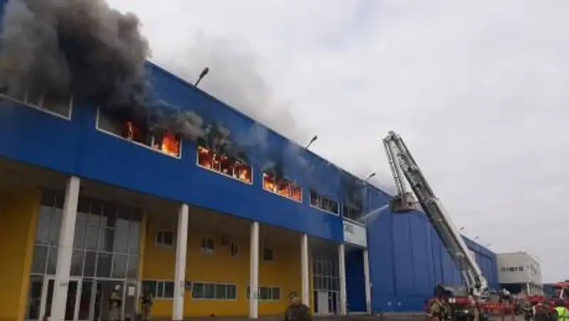 При пожаре в Нур-Султане пострадала сотрудница торгового центра