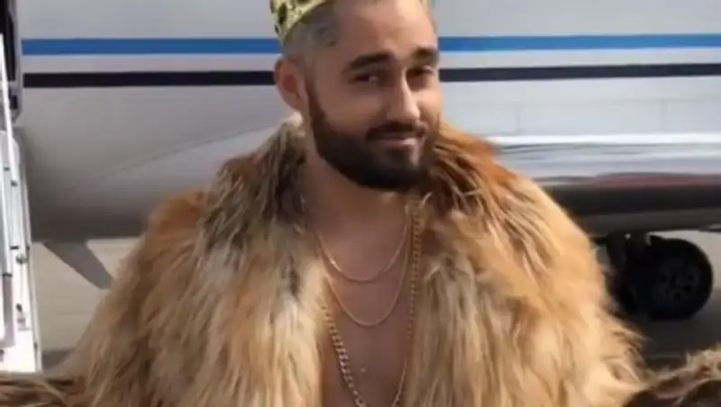 Корона, шуба и трусы: Мот рассказал, за что любит гастроли в Казахстан