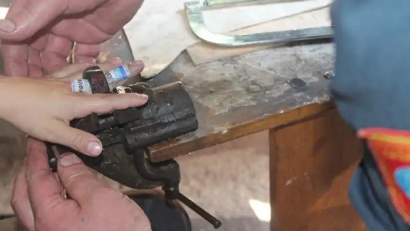 Как снять застрявшую гайку с пальца ребенка, рассказали спасатели