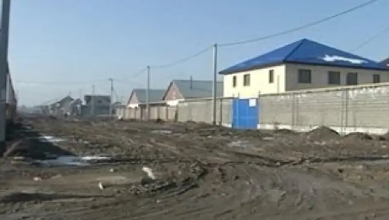 Қарасу ықшам ауданының тұрғындары жол азабын тартып отыр