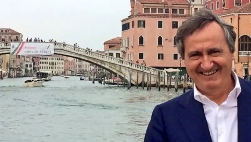 Мэр Венеции пригрозил стрельбой без предупреждения за крики «Аллах акбар»