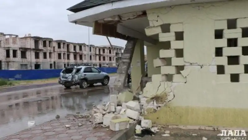 В Актау автомобиль врезался в автобусную остановку