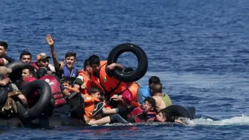 Лодка с сотнями мигрантов затонула у берегов Греции