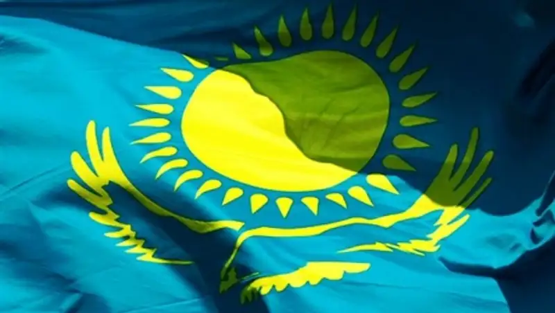 В Шымкенте уборщики мусора оштрафованы за надругательство над флагом РК