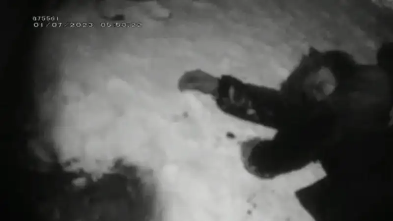 Женщина упала на полицейского с 5-го этажа в Аркалыке