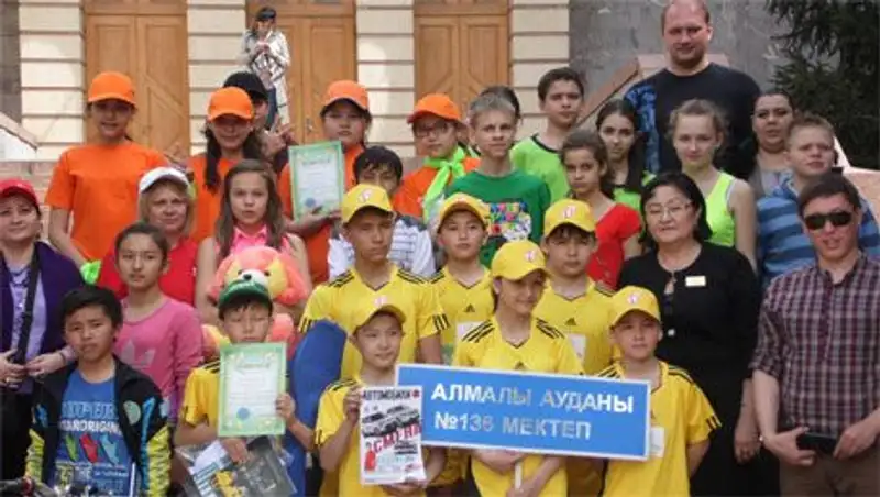 В рамках месячника «Внимание, светофор!» среди школьников Алматы состоялся велоконкурс