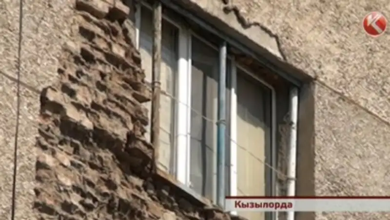 Жители кызылординской многоэтажки вторые сутки ночуют на улице