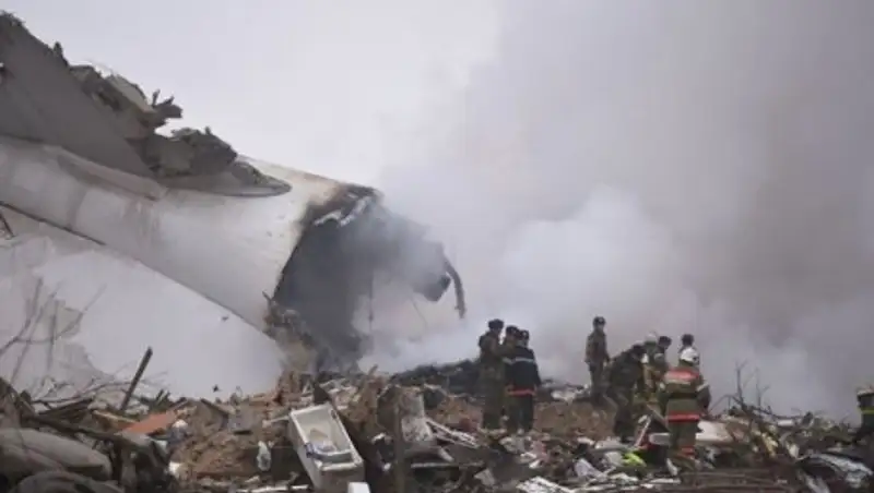 Грузовой самолет разбился в 1,5 километра от взлетно-посадочной полосы под Бишкеком