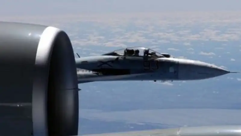 В США опубликовали фото сближения Су-27 с американским самолетом-разведчиком