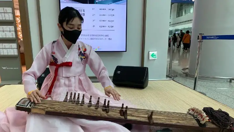 Игра на корейском струнном инструменте, фото - Новости Zakon.kz от 05.11.2022 10:04