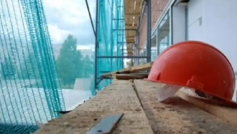 В Мангистау мужчина упал с пятого этажа