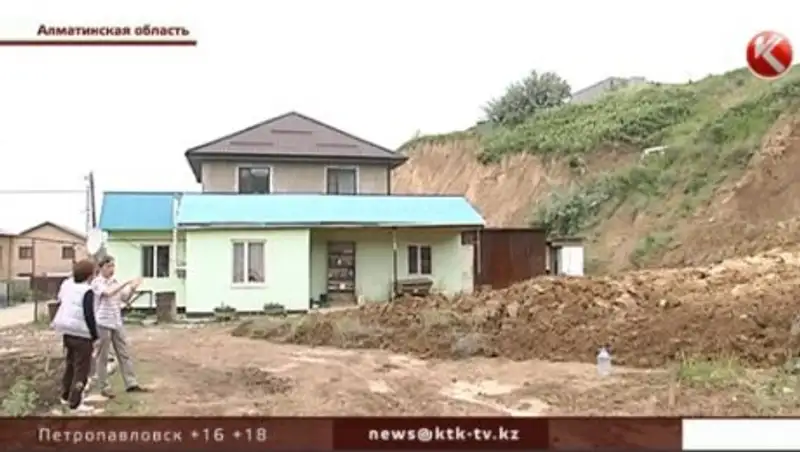 Владельцы элитного жилья под Алматы могут лишиться его из-за оползней